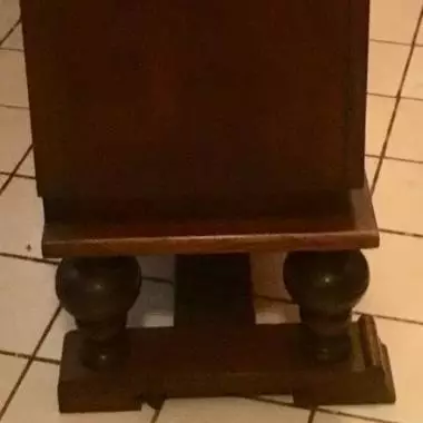 se muestra el costado del mueble europeo Buffetero Español ( Figura Central ) 