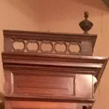 foto del uno de los costados de la vitrina neocl�sica Vitrina Neoclásico (Frances ) Año: 1890 Al 1910