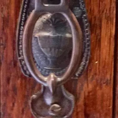 Acercamiento de la imagen de la chapa original del mueble europ�o Vitrina ( Art- Nouveau )