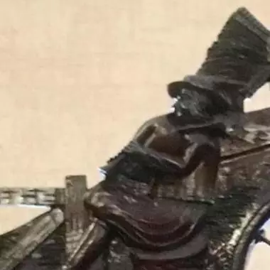 se observa tanto su corono como la base que la soporta Librero Breton ( Corona Decorativa)