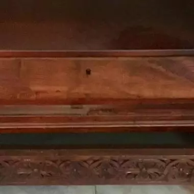 aqui vemos los 2 cajones que hay en el mueble uno interior 
 otro con llave y el otro sin llave Librero Breton ( Corona Decorativa)