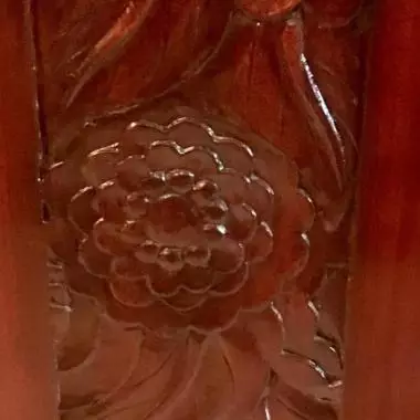 talla en bajo relieve de la puerta de los costados de la vitrina Ropero / Vitrina (Ecléctico )