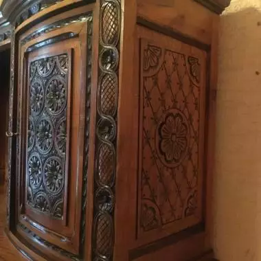 Hermosa vista del costado superior del mueble. Mueble Frances Excéntrico (año 1880-1890 ) 