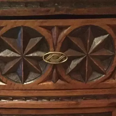 parte inferior lateral del mueble . Mueble Frances Excéntrico (año 1880-1890 ) 