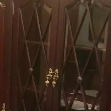 angulo de perfil donde se observa en su totalidad a la credenza Credenza Art- Nouveau (1890 -1910 ) 