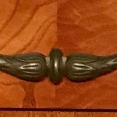 se observa a detalle la jaladera de los cajones del bufetero Bufetero Contemporanio