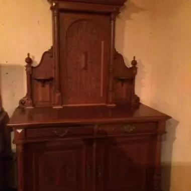 vista general de mueble sacro donde se observa en la parte superior el simbolo del mueble victoriano ; a sus lados los nichos para sostener velas Mueble Sacro Francés ( 1870 Al 1890 ) 