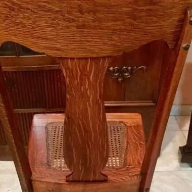 parte posterior del respaldo de la silla de roble Mesa Redonda De Roble (patas De Leon )