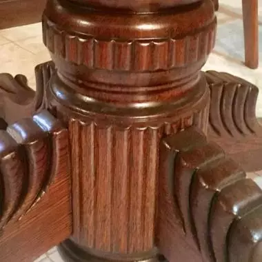 acercamiento de la base del ante -comedor americano Mesa Redonda De Roble (patas De Leon )