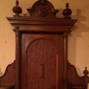 en esta fotografia se observa mas a detalle el bajo relieve; que esta en la parte superior Mueble Sacro Francés ( 1870 Al 1890 ) 