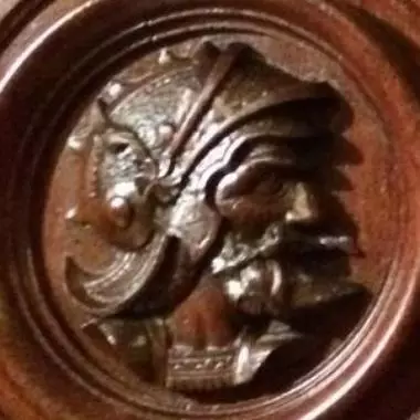 acercamiento de la parte superior del trinchador de donde se observa a detalle la talla fina del mueble Trinchador Español (los Conquistadores) 