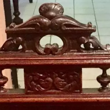 parte superior del respaldo de la silla del ante- comedor Mesa Francesa Rectangular (leones) 1870 Al1890