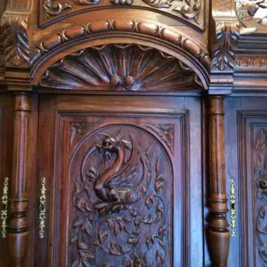 parte central superior del trinchador vea a detalle el fino detalle de su labrado; observe su concha,en la parte superior del dragon Trinchador Frances (dragon ) 1830 Al 1850 