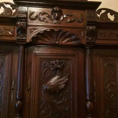 acercamiento de la parte central superior del trinchador Trinchador Francés (dragon) 1890 Al 1900 