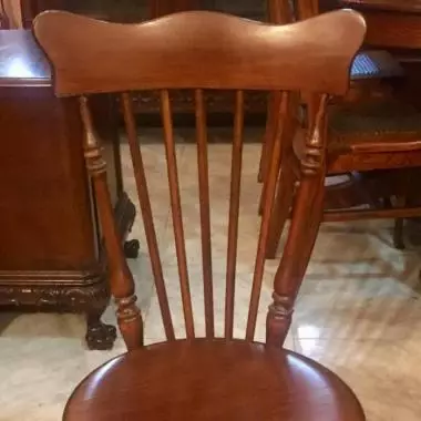 taburete acondicionado para ponerse en diferentes alturas . Taburete