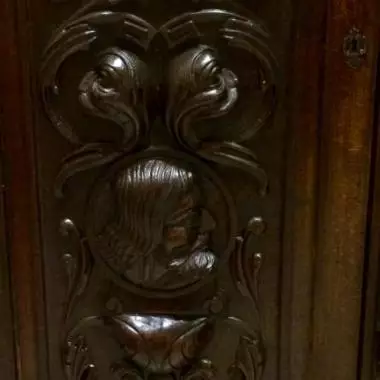 se muestra a detalle el retablo rectangular del izquierdo (parte inferior) Mueble Español Librero / Archivero ( Los Conquist