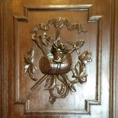 acercamiento al retablo superior izquierdo : donde se observan un barril , un canasto de frutas y una copa Trinchador Frances ( Leones Alados)