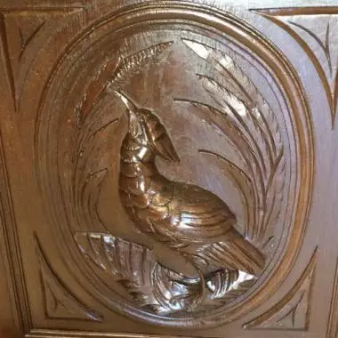 acercamiento del retablo inferior derecho del trinchador donde se observa un ave ( genero no identificado) Trinchador Frances ( Leones Alados)