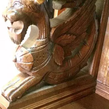 vista lateral de leon alado donde sirve como una especie de soporte Trinchador Frances ( Leones Alados)