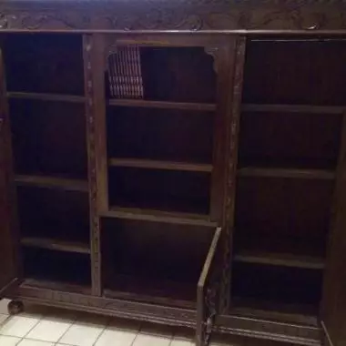 en esta fotografia se observan los entrepa�os a ambos lados y en su parte central otro compartimento Mueble Español Librero / Archivero ( Los Conquist