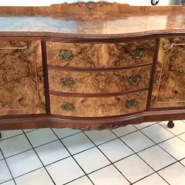 vista integra del buffetero ingles Bufetero De Raiz De Olmo ( 1915-1925 )