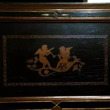 acercamiento del retablo italiano donde se ve a detalle los angeles Secreter Italiano (1870 - 1890 )