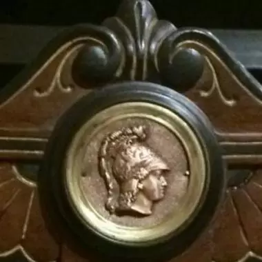 parte superior del secreter donde se ve a detalle el emblema romano y sus grabados en su casco Secreter Italiano (1870 - 1890 )