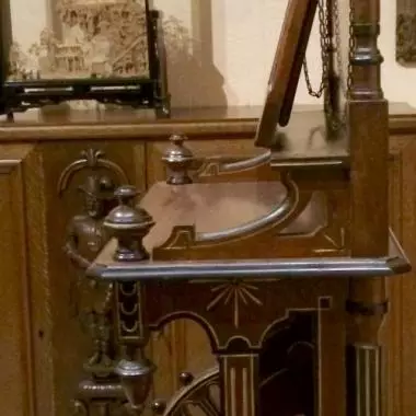 vista lateral del mueble donde se ve claramente la fina talla en sus costados Secreter Italiano (1870 - 1890 )