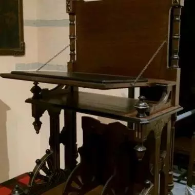 vista general del secreter donde se ve un recuadro de piel negra donde sirve para la escritura Secreter Italiano (1870 - 1890 )