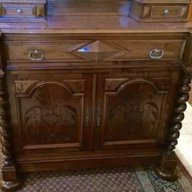 esta fotograf�a muestra la parte inferior del tocador donde se observa con claridad la fina talla de sus puertas Tocador Frances ( Columnas Salomonicas ) 