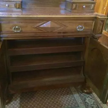 parte inferior del mueble donde se observa el sistema de estantes deslisablr Tocador Frances ( Columnas Salomonicas ) 