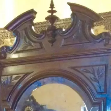 esta imagen se observa a detalle la parte superior del tocador franc�s : donde se observa con mas detalle las bases donde se pon�a las velas para la iluminaci�n ( en sus costados ) Tocador Frances ( Columnas Salomonicas ) 