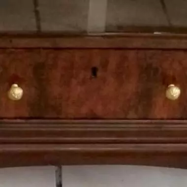 se muestra a detalle la parte inferior de el tocador :;con un estilo art- deco caracter�stico 
Loc. se�orita: laura cd. victoria Tamps. (Paty Bags) Recamara Ecléctica (1920-1930 )