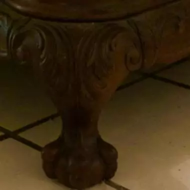 vista de una de las patas de la cama : donde se observa la fina talla (pata garra de �guila) Recamara Ecléctica (1920-1930 )