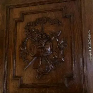 Retablo que muestra u barril y un canasto de frutas : que esta en la parte superior izquierda Trinchador Frances ( Leones Alados)