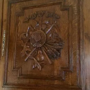 Retablo de la parte superior derecha: donde se observa una guada�a un escudo y un manojo de trigo Trinchador Frances ( Leones Alados)