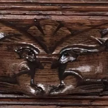 frente labrado de los cajones centrales del trinchador franc�s: donde se asemeja a un felino Trinchador Frances ( Leones Alados)