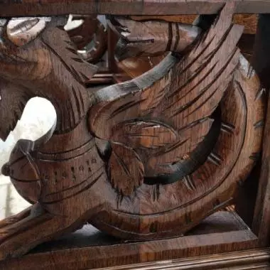 observa a detalle el aspecto general del le�n alado que sirve de base al trinchador Trinchador Frances ( Leones Alados)