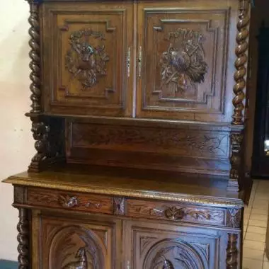 Aspecto general del trinchador donde se observa con claridad las betas de la madera de roble Trinchador Frances ( Leones Alados)