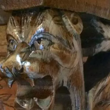 vista frontal del le�n alado realizado con madera roble Trinchador Frances ( Leones Alados)