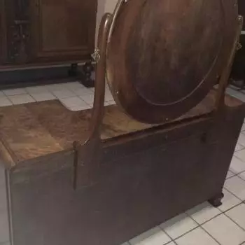 parte posterior del tocador : donde se ve con claridad que esta realizada totalmente de madera Tocador Art-deco (ingles) 