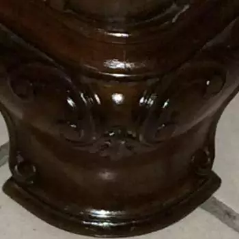 pata del tocador donde se ve la fina talla Tocador Art-deco (ingles) 