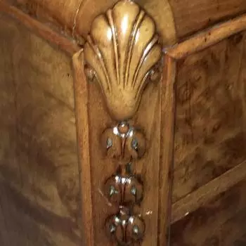 costado del tocador donde se observa la talla fina del art;deco Tocador Art-deco (ingles) 