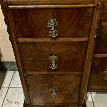 parte lateral del tocador donde se ve el conjunto de cajones Tocador Art-deco (ingles) 