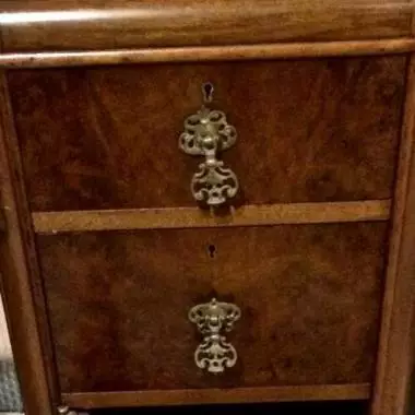 se observa del lado izquierdo en el ultimo cajon donde se encuentra un compartimento secreto con su respectiva llave propia Tocador Art-deco (ingles) 