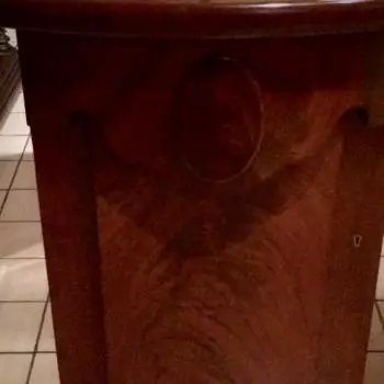 vista frontal de una de las puertas del bufetero ingles del lado izquierdo Bufetero/ Escritorio Ingles (1890 1900) 