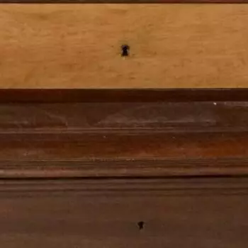 en esta imagen se muestran los 2 cajones tanto en interno como el externo Vitrina Neoclásico (Frances ) Año: 1890 Al 1910