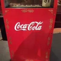 parte posterior de la caja registradora donde se ve claramente el emblema de la coco-cola -a Coca-cola Caja Registadora (1905-1909)