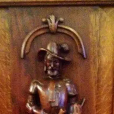 caballero espa�ol realizado 
com madera de roble : en bulto Buffetero Español ( Figura Central ) 