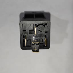 RELEVADOR UNIVERSAL 12V 20A-30A DE 5 TERMINALES Bosch 1457500 0332209150